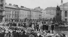 Школярі СШ №35 на урочистій лінійці біля пам'ятника Леніну