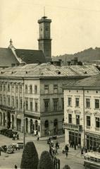 Building on Mitskevycha square 9, 10