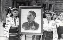 Girls in Ukrainian national clothing with a portrait of Stalin next to the Opera House
