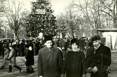 Люди перед новорічною ялинкою на колишньому просп. Леніна (Свободи)