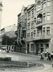 Вид вул. О. Гаврилюка, тепер О. Фредра, на першому плані - клумба на пр. Шевченка
