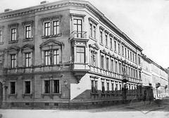 Давня кам'яниця Маркуса Теннера на розі вулиць Костюшка і Січових Стрільців