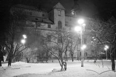 Зимовий вид західного боку бернардинського монастиря