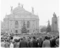 Молодіє оновлена земля