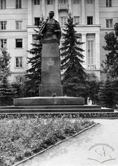Пам'ятник Ніколаю Кузнєцову у збігу вулиць Інститутської (тепер вул. Свєнціцького), Івана Франка та Паркової