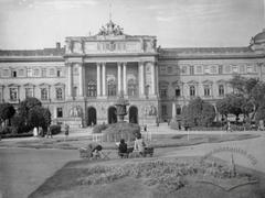 Клумба в долішній частині парку ім. І. Франка