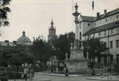 Колона Св. Яна з Дуклі у сквері перед бернардинським костелом