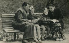 Родина на відпочинку в парку