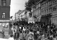 Святкова колона виробничого об'єднання "Електрон" крокує вулицею Городоцькою на першотравневу демонстрацію