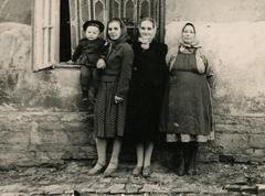 В подвір'ї будинку № 12-14, вул. Діаманда