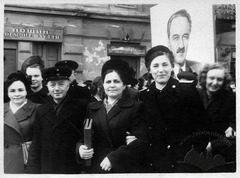 Учасники святкової демонстрації 7 листопада на вул. Городоцькій, 50