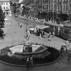Площа Ринок  та фонтан із фігурою Нептуна
