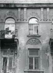 Фрагмент фасаду - вулиця Бандери, 61