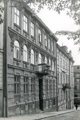 Будинки 4, 2 на вул. Кобилянської