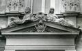 Будинок медичної установи на вул. Коновальця, 47. Скульптурна композиція