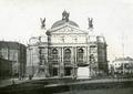 Пам'ятник перед Оперним театром