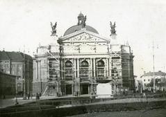 Пам'ятник перед Оперним театром