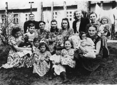 Портрет жінок з дітьми