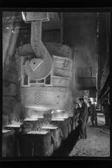 Pouring steel in the moulder