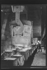 Pouring steel in the moulder