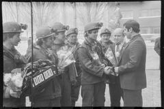 Колектив комсомольсько-молодіжної бригади В.С. Кузнецова шахти "Краснолиманська" з символічною глибою 1000000 тони вугілля