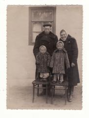 Родина з дітьми на подвір’ї