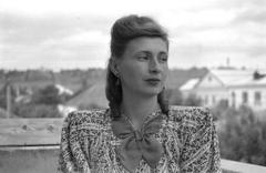 Жінка в сукні з бантом