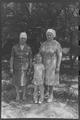 Жінки з дівчинкою позують