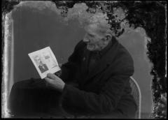 Марко Залізняк з книгою