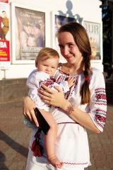 Жінка з дитиною на Дні вишиванки