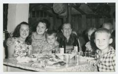 Родинне застілля біля дому