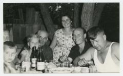 Родинне застілля біля дому