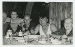 Родинне застілля біля дому