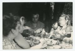 Родинне застілля біля дому