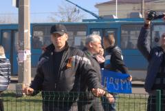 Чоловік на тлі тролейбуса