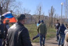 Чоловік протистоїть нападникам