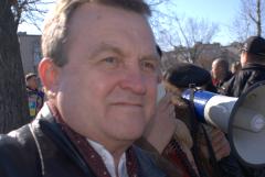 Чоловік серед натовпу