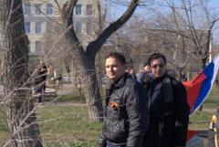 Чоловіки з російським прапором