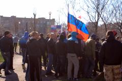 Натовп чоловіків зі спини