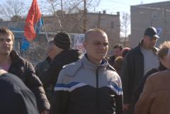 Чоловік серед натовпу