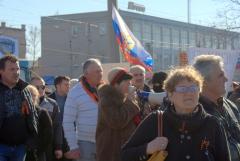 Люди з російським прапором