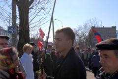 Молодий чоловік серед натовпу