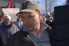 Чоловік серед натовпу