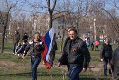 Чоловіки з російським прапором