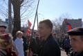 Молодий чоловік серед натовпу