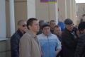 Натовп біля міського палацу культури