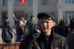 Чоловік розмовляє по мобільному телефону