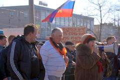 Жінка з мегафоном серед натовпу