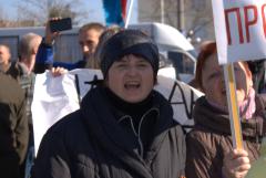 Жінка скандує