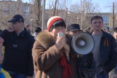 Жінка з мегафоном серед натовпу